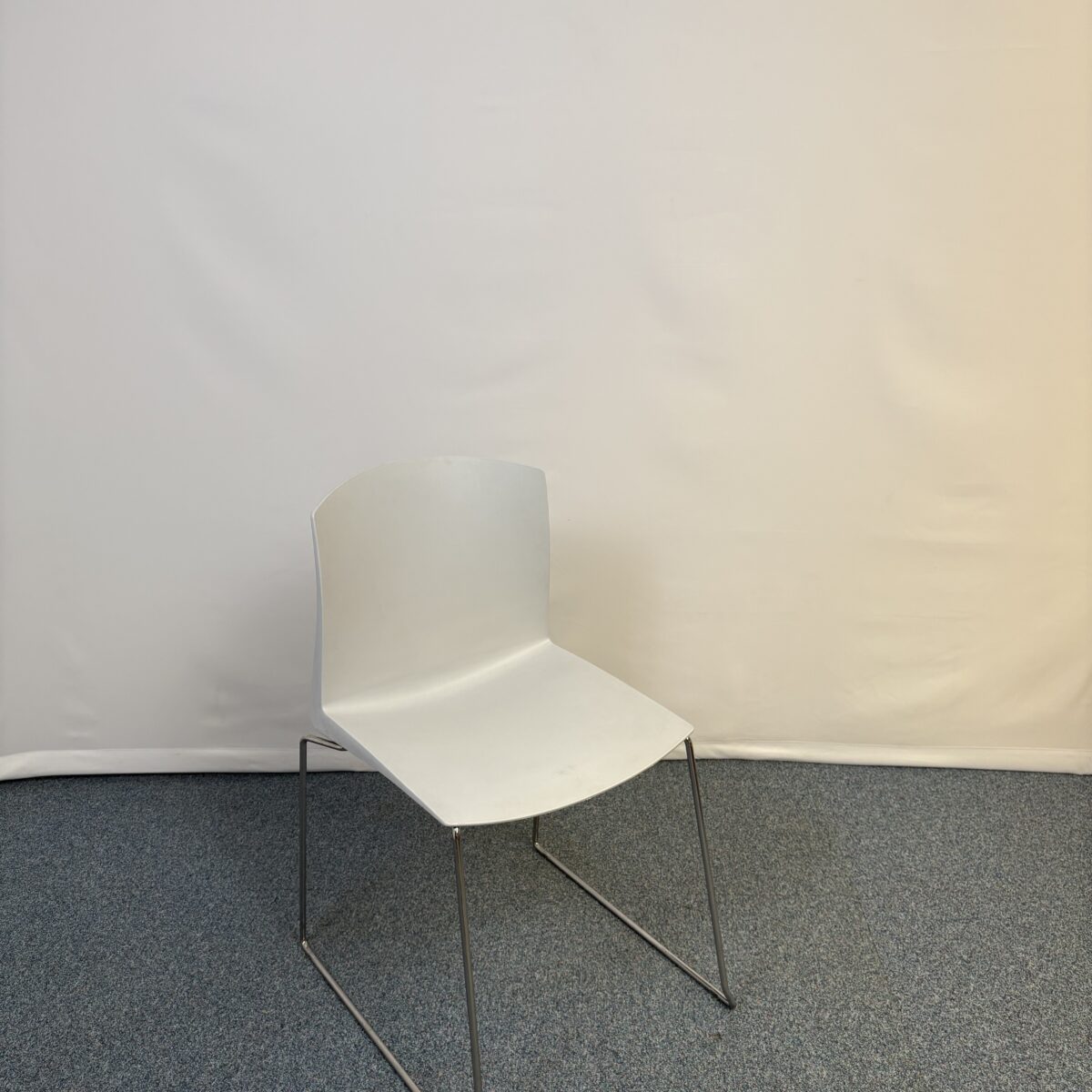 Chaise d’accueil Arper en plastique et pieds métal