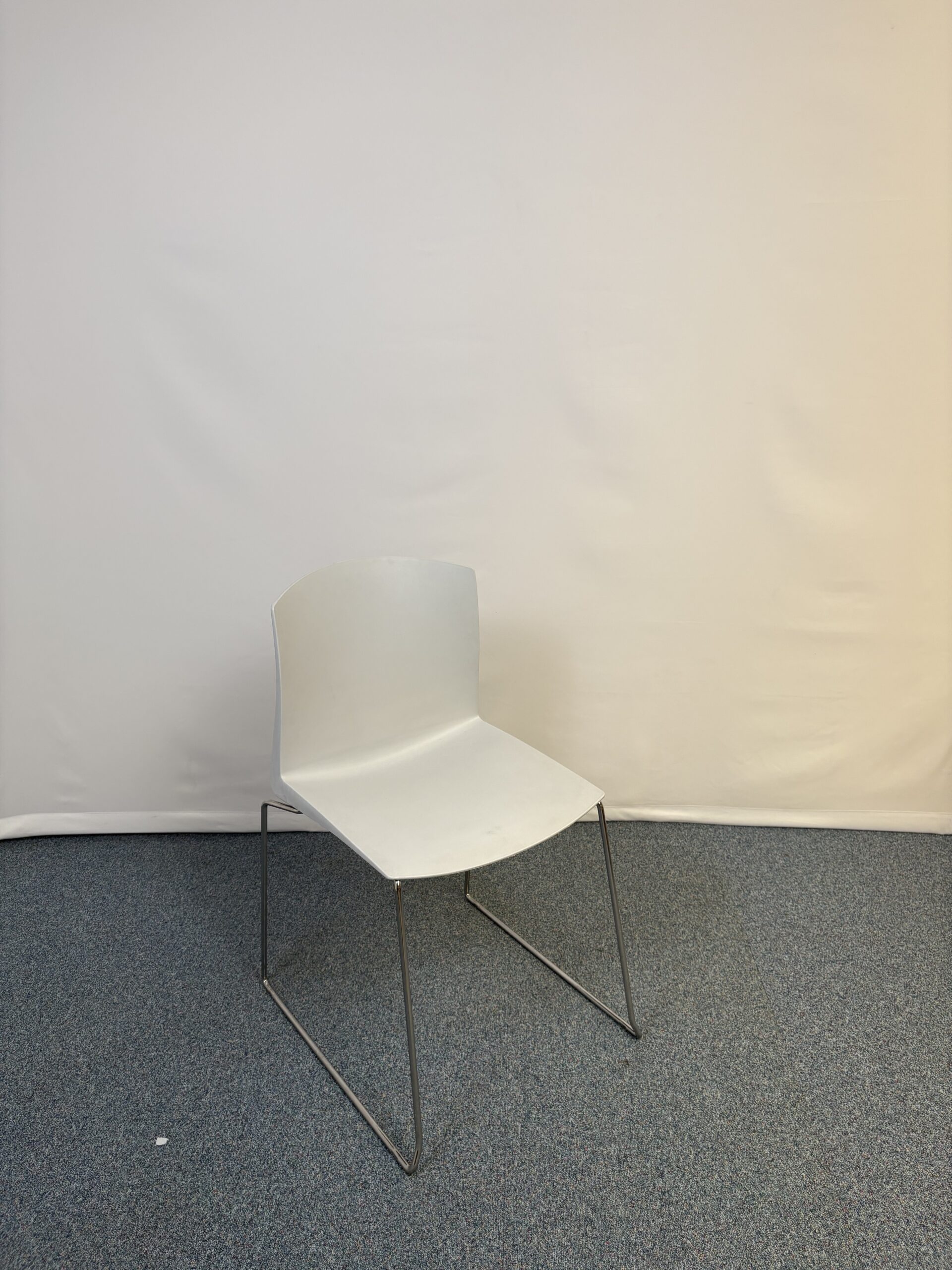 Chaise d’accueil Arper en plastique et pieds métal