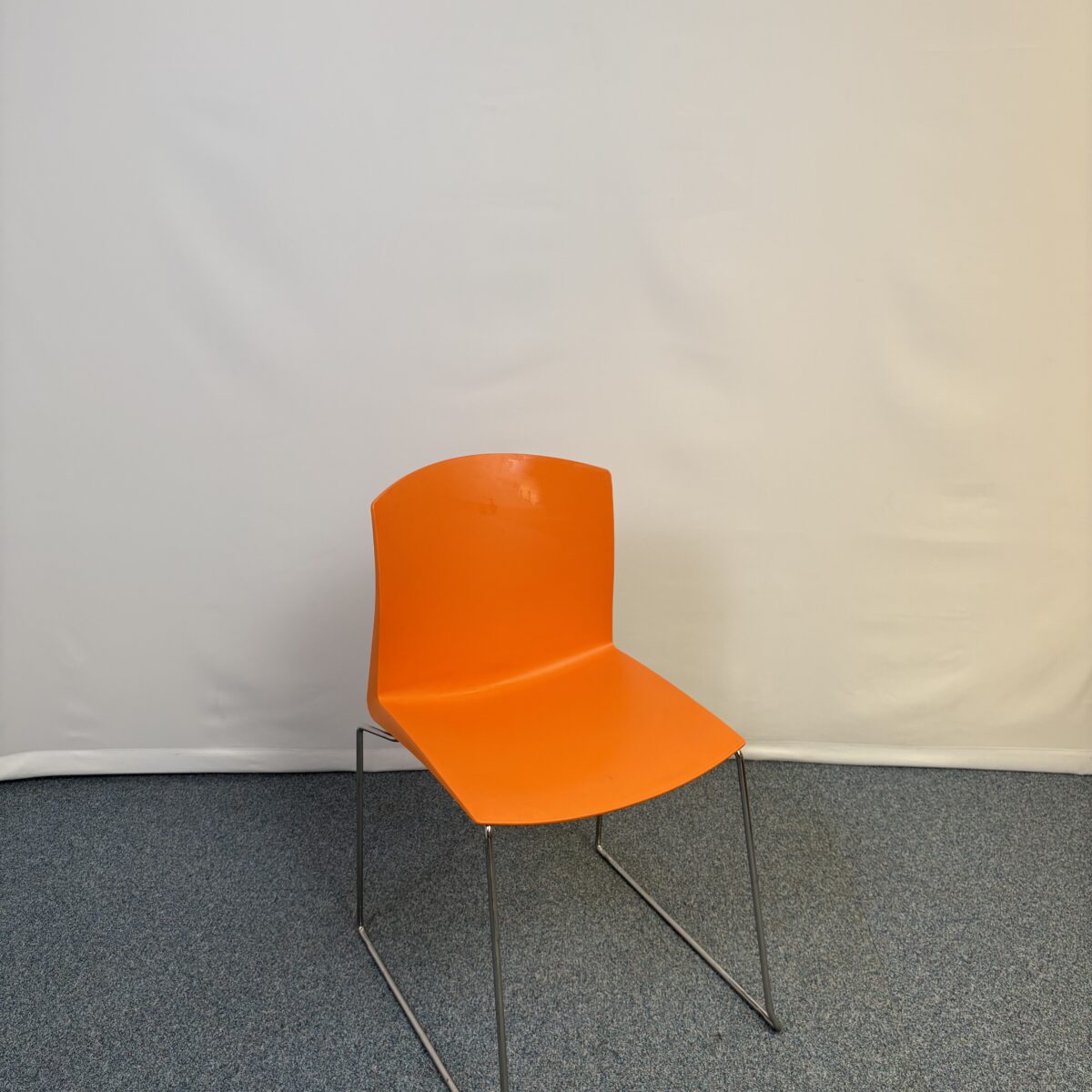 Chaise d’accueil Arper en plastique et pieds métal