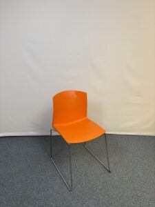 Chaise d’accueil Arper en plastique et pieds métal