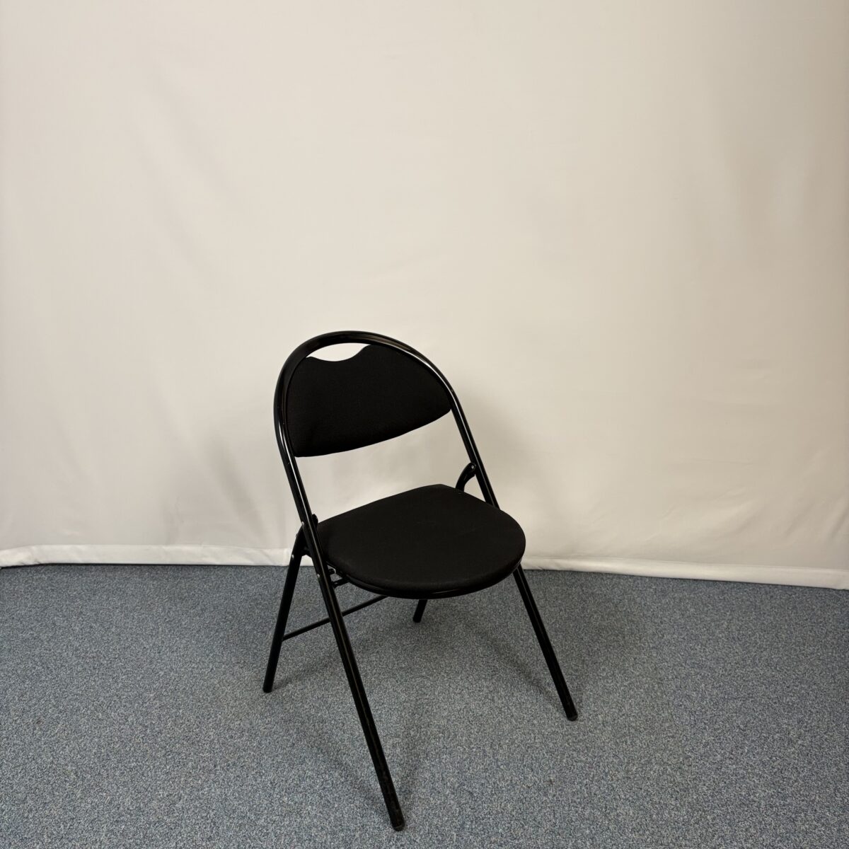 Chaise pliante noire en métal et tissu