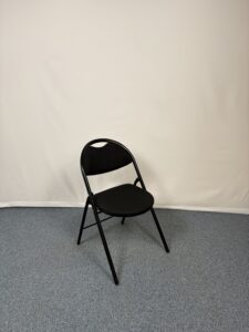 Chaise pliante noire en métal et tissu