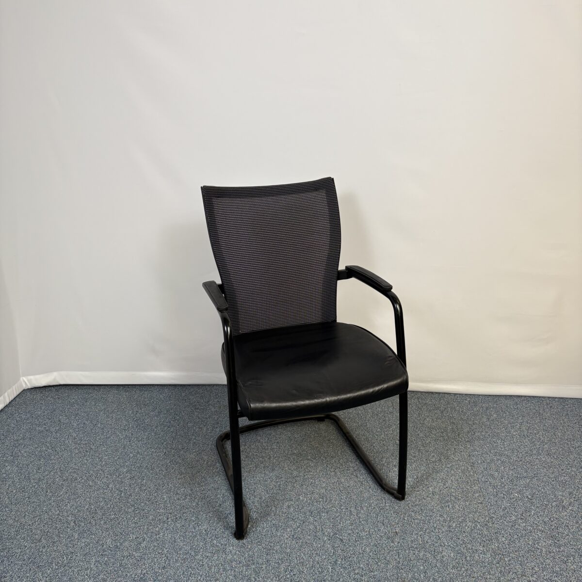 Chaise de réunion Dauphin noire en cuir et tissu avec accoudoirs