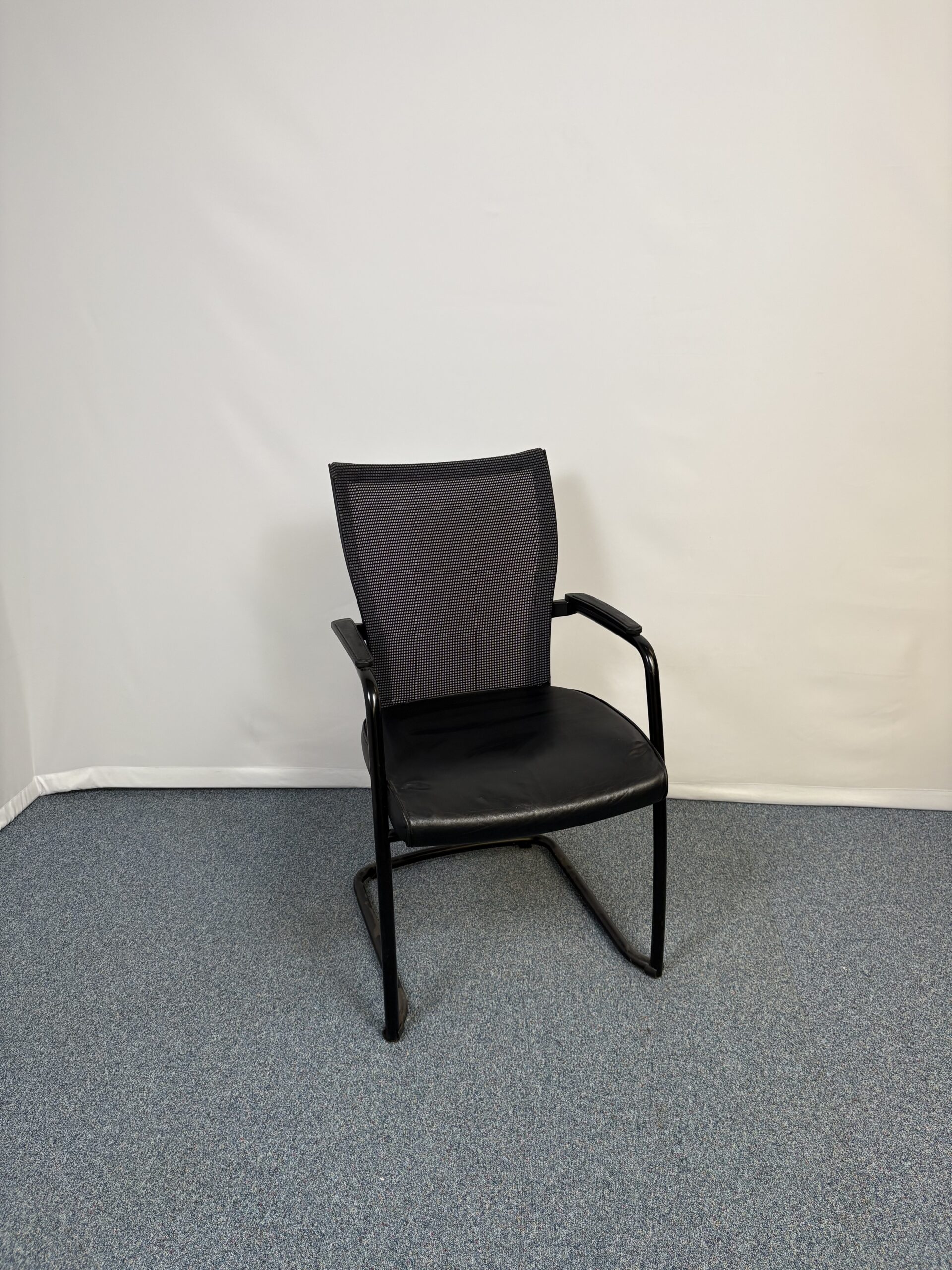 Chaise de réunion Dauphin noire en cuir et tissu avec accoudoirs