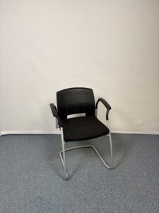 Chaise de réunion noire avec accoudoirs