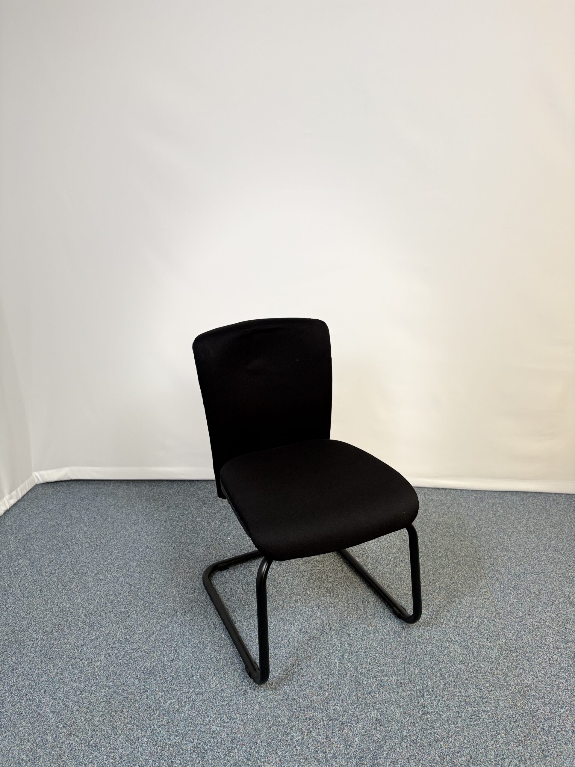 Chaise de réunion noire au design moderne