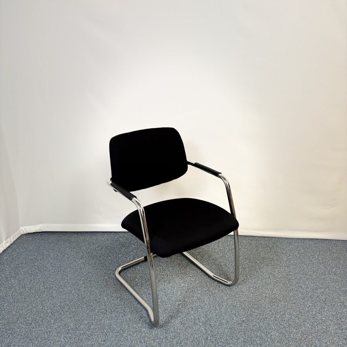 Chaise de réunion noire en métal et tissu moderne