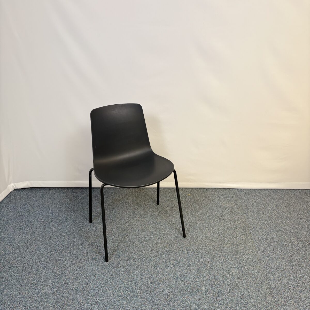 Chaise de réunion noire en plastique simple et discrète