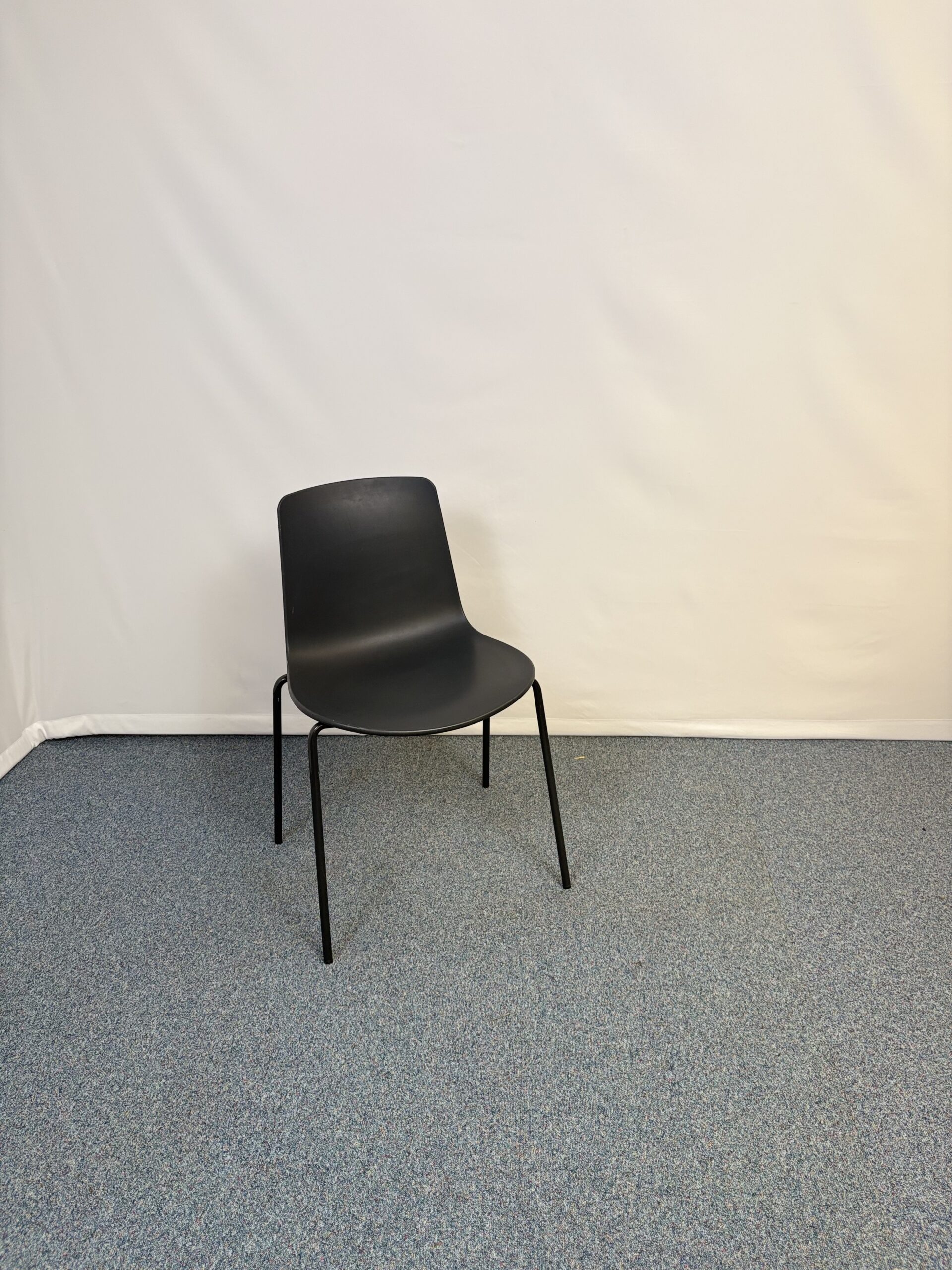 Chaise de réunion noire en plastique simple et discrète