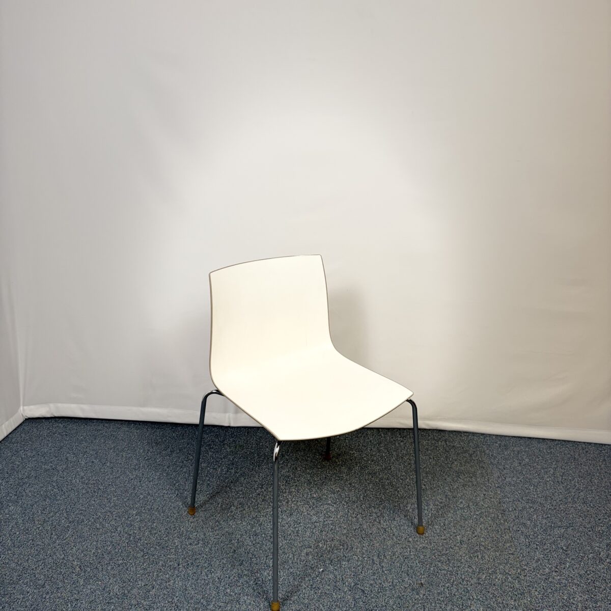 Chaise de réunion au style épuré et moderne