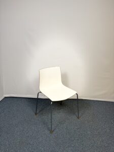 Chaise de réunion au style épuré et moderne