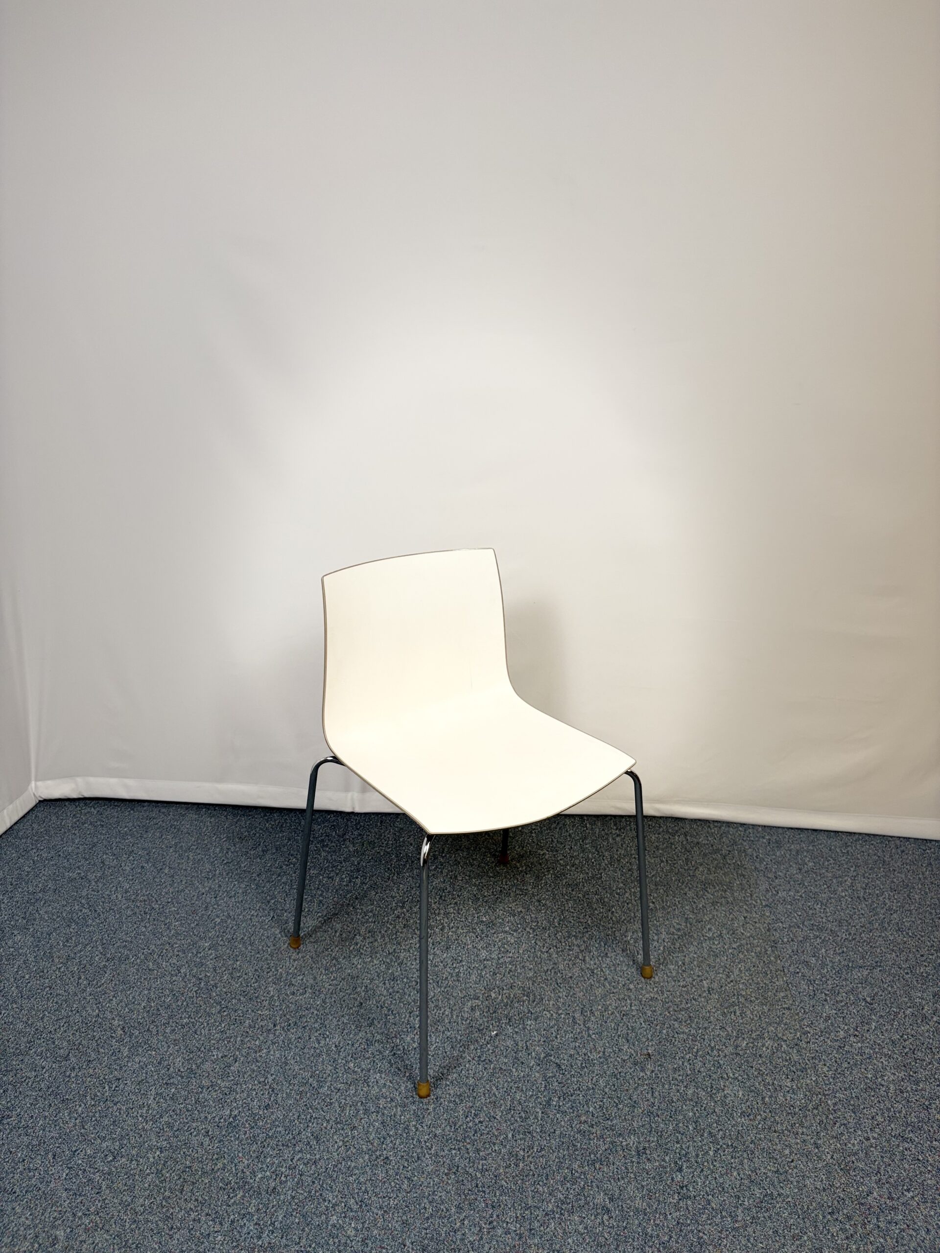 Chaise de réunion au style épuré et moderne