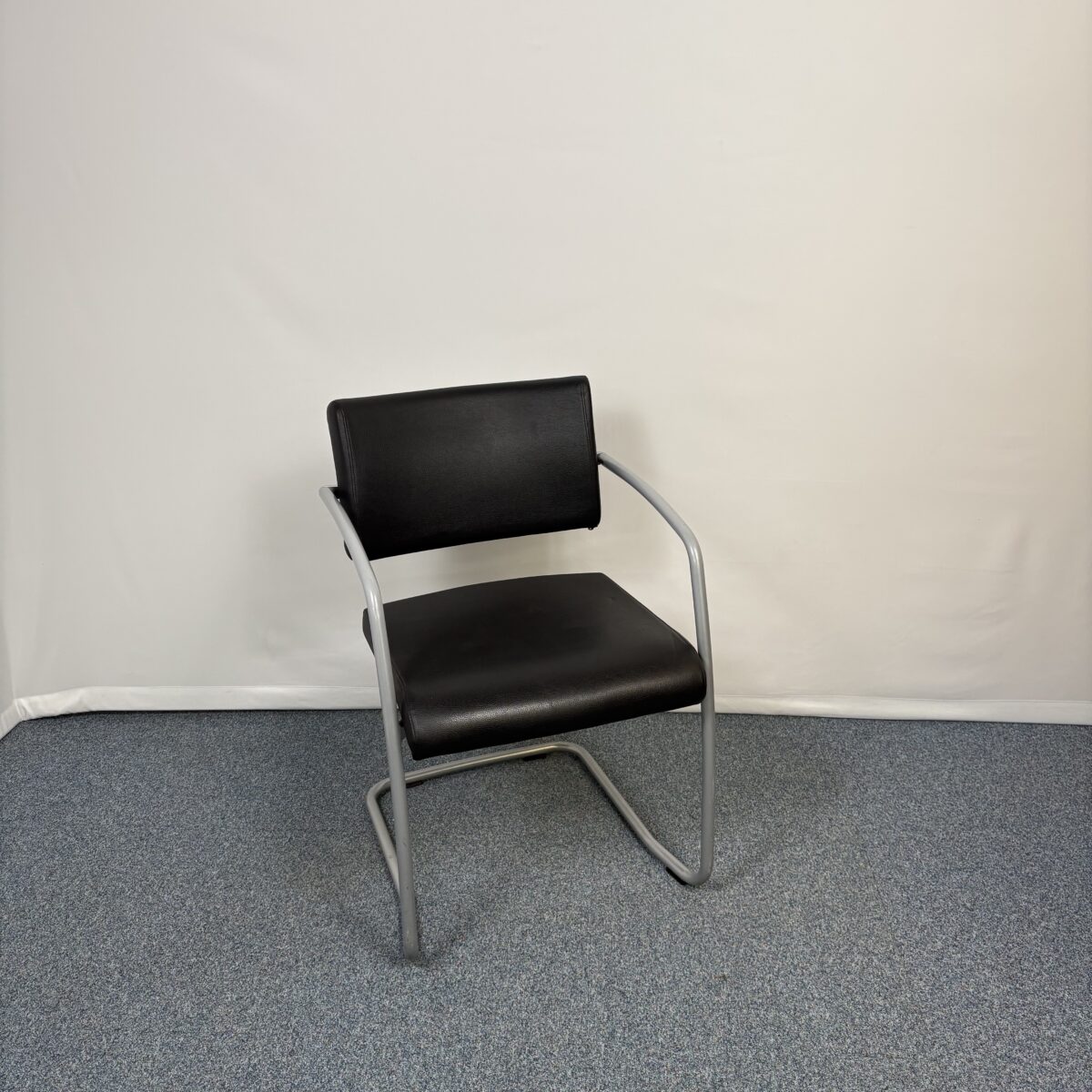 Chaise de réunion élégante en cuir noir