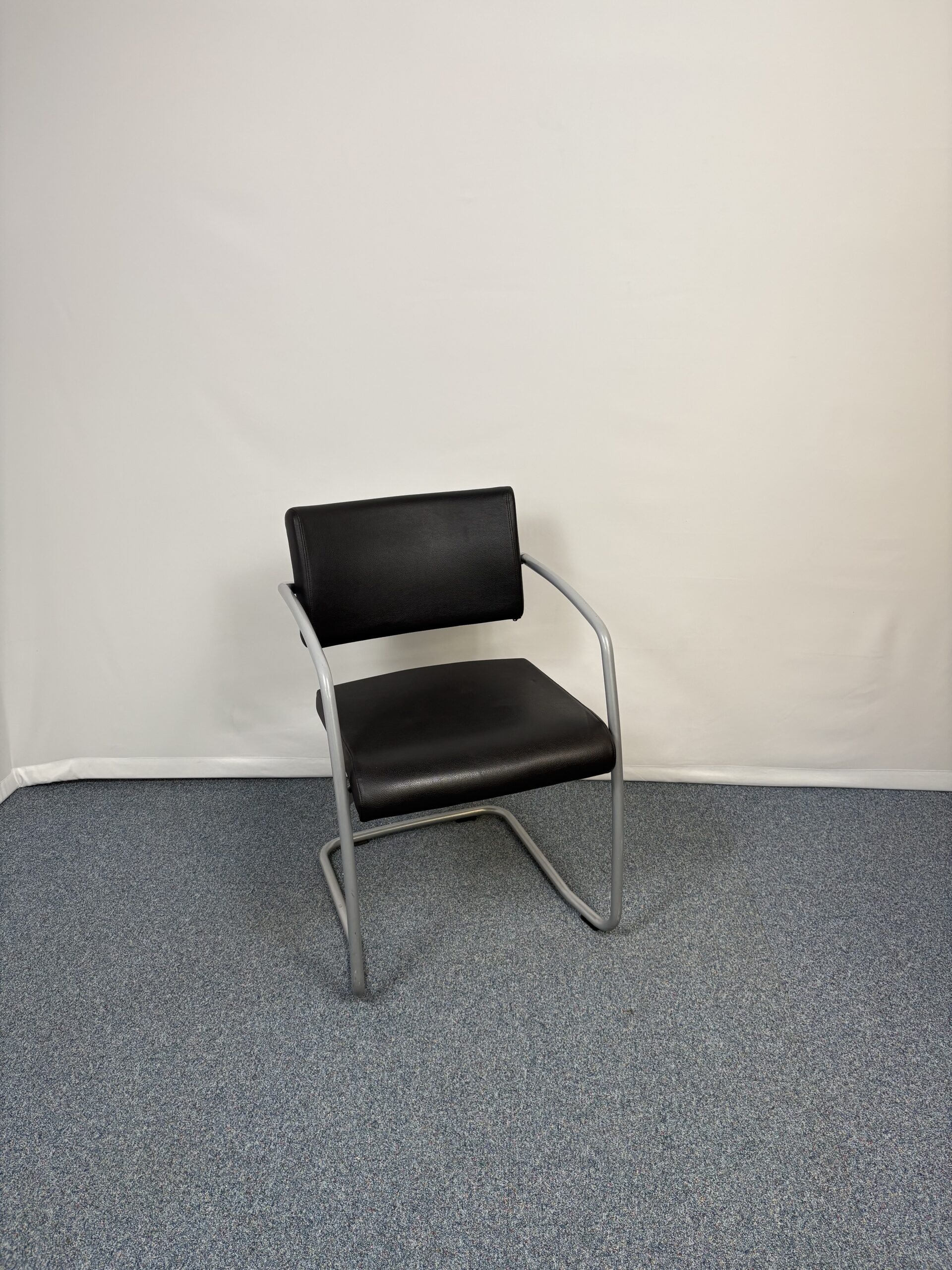 Chaise de réunion élégante en cuir noir