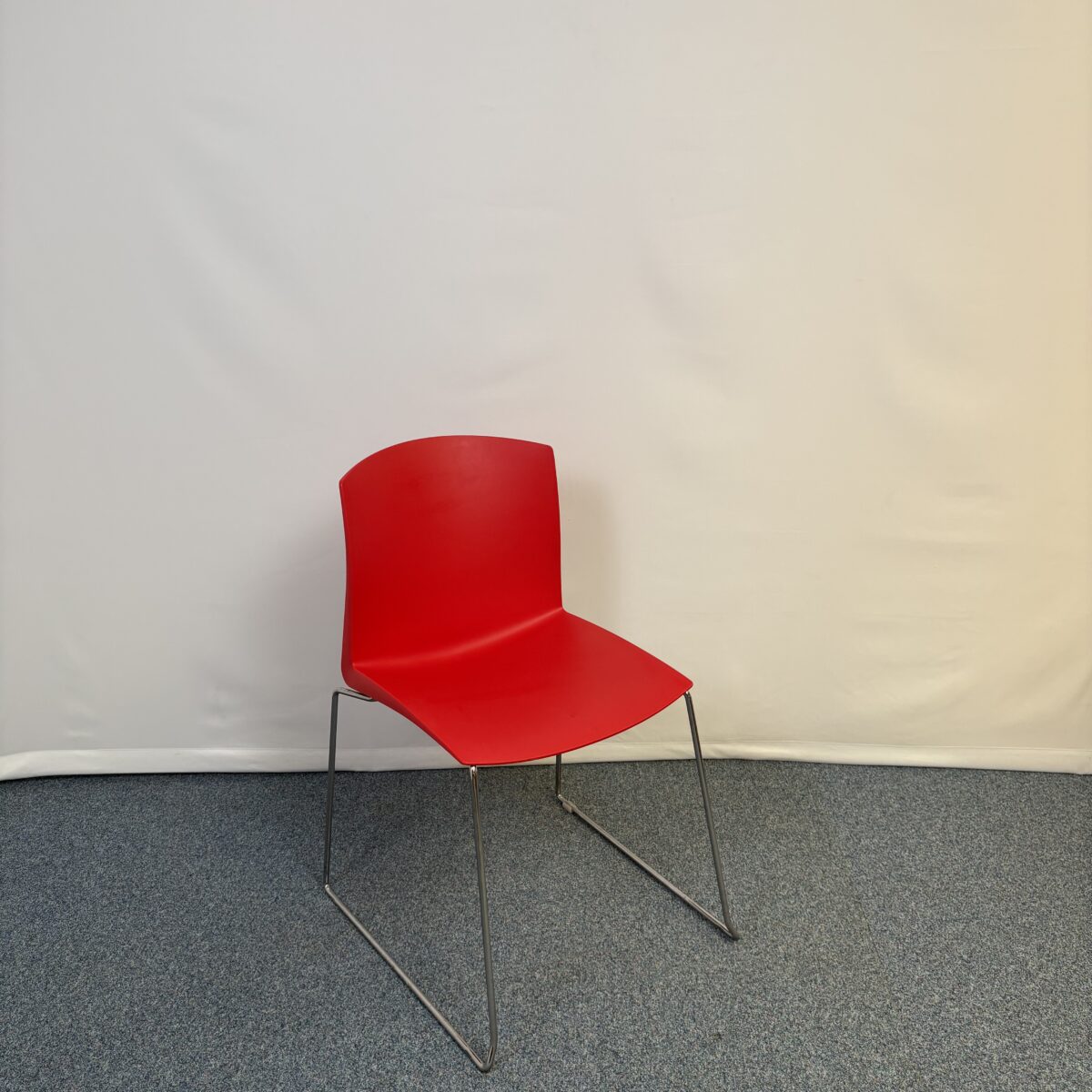 Chaise visiteur rouge au style design et moderne