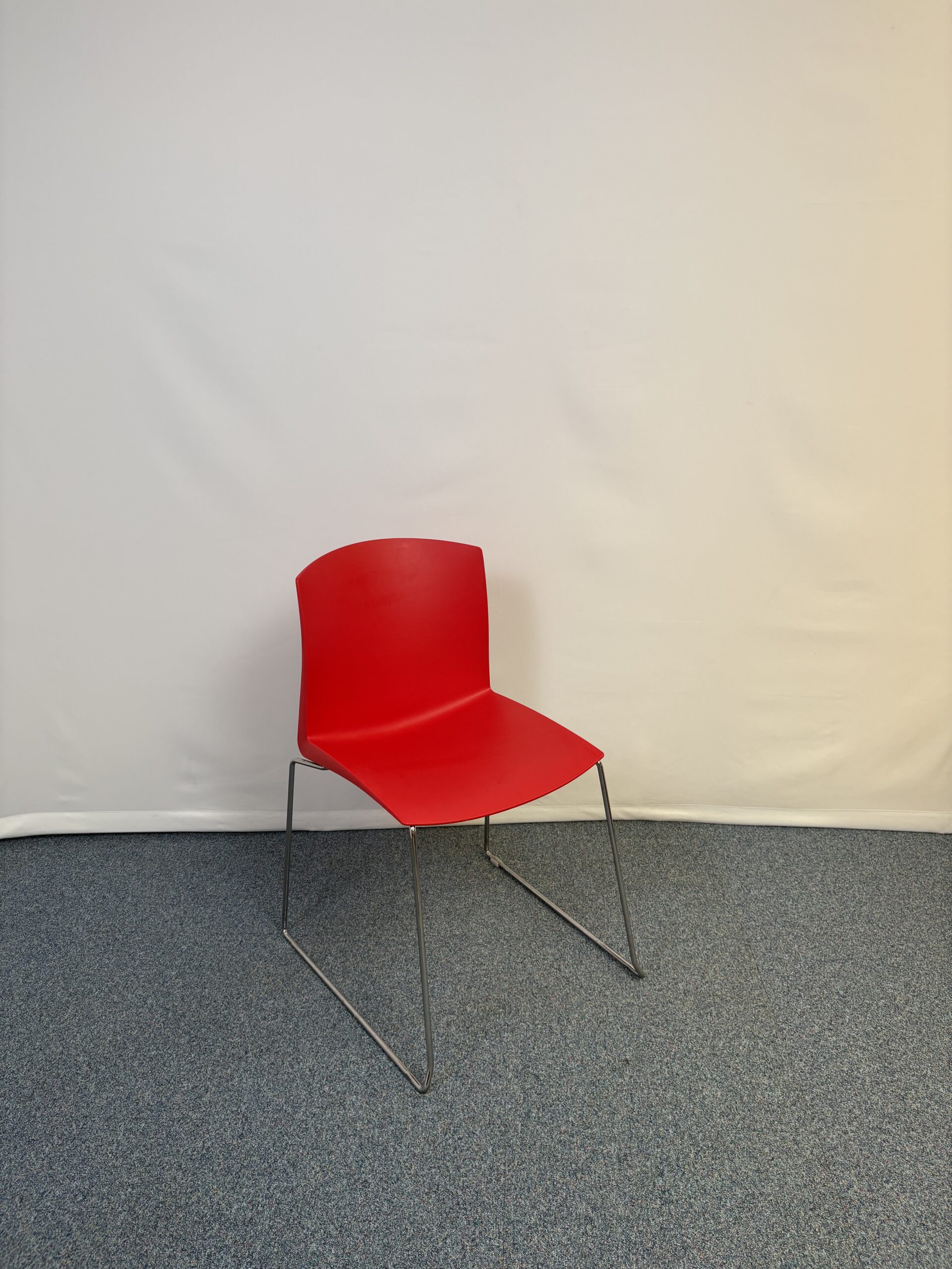 Chaise visiteur rouge au style design et moderne