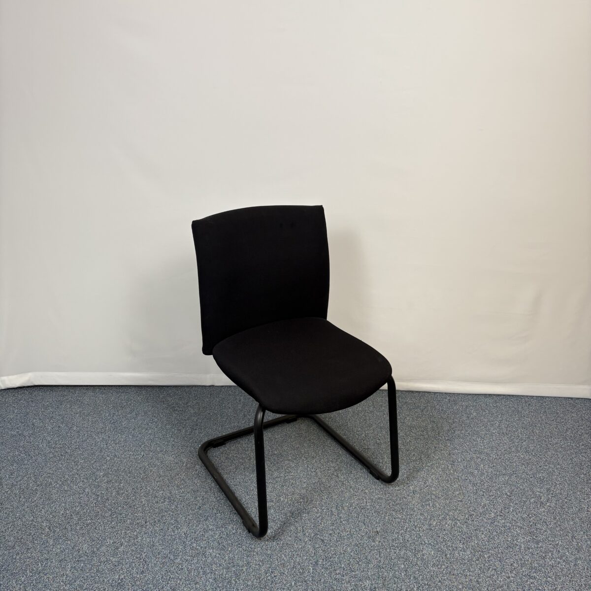 Chaise de réunion noire sobre et moderne