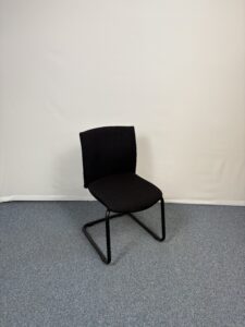 Chaise de réunion noire sobre et moderne