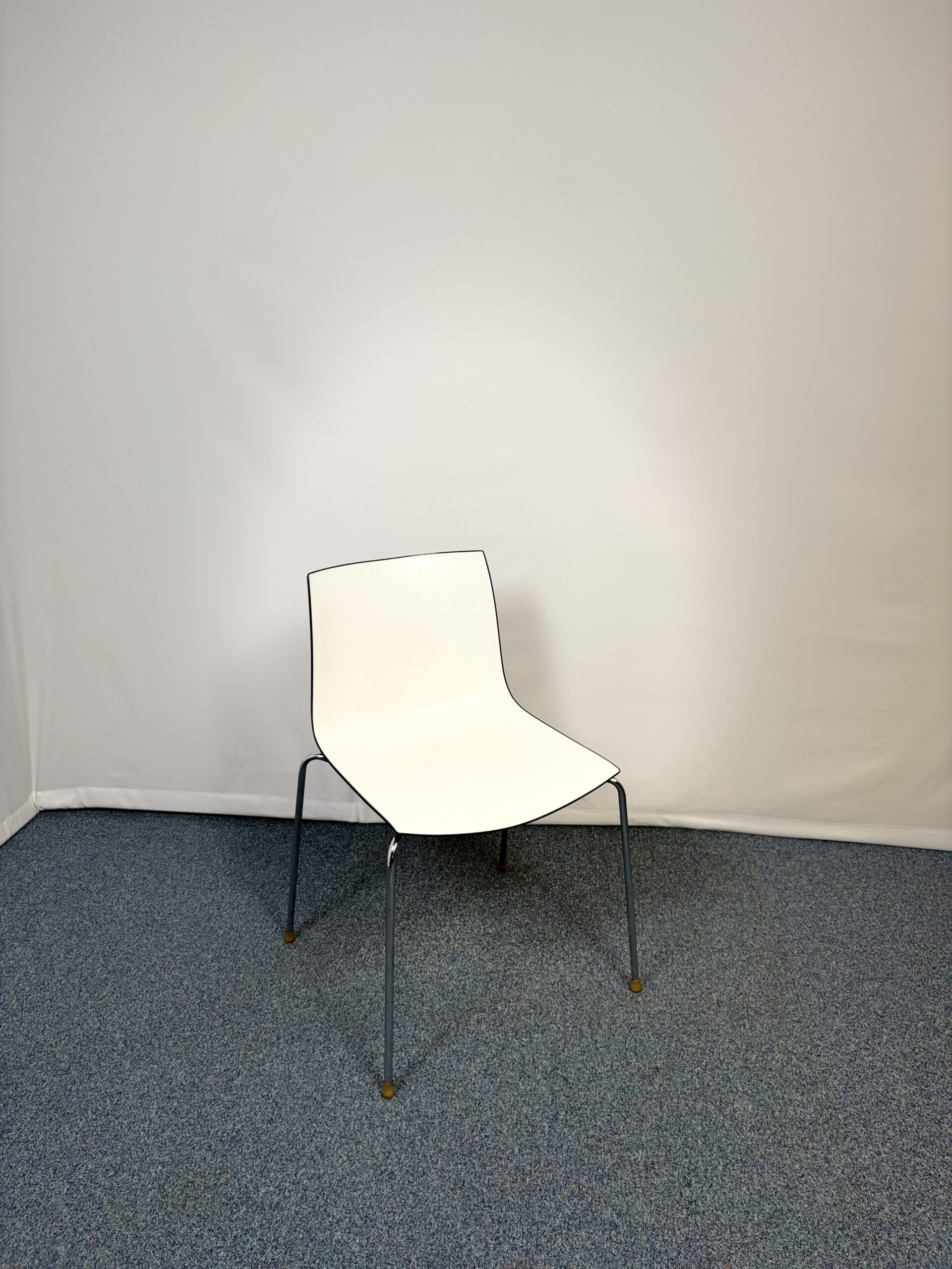 Chaise de réunion au style épuré et moderne