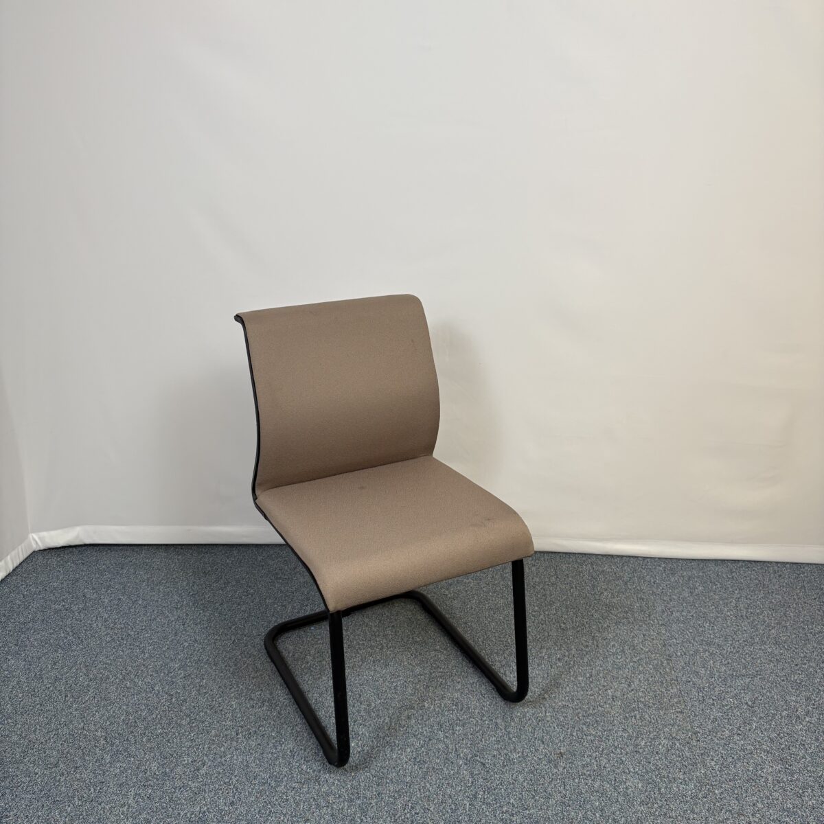 Chaise de réunion Steelcase marron et noir au style moderne