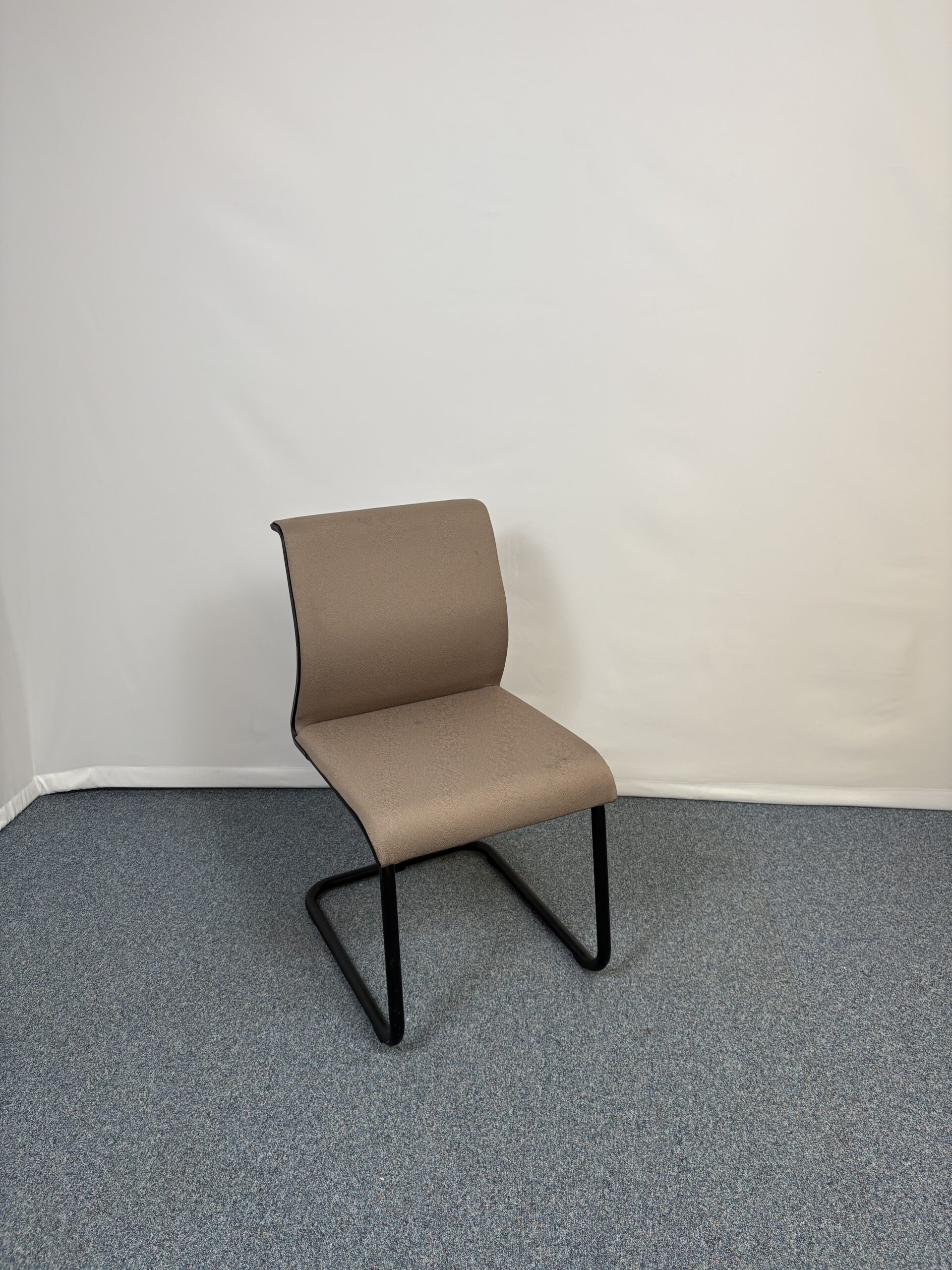 chaise-reunion-plastique-tissu-beige-steelcase-1.jpeg