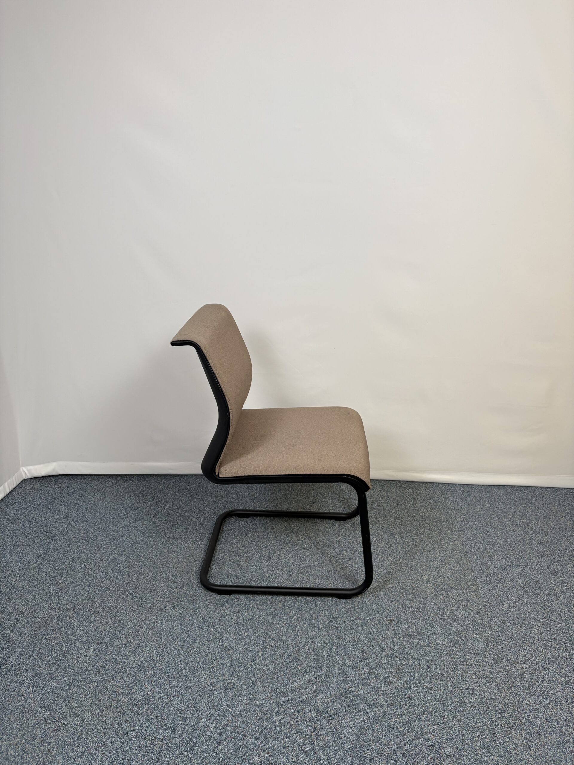 chaise-reunion-plastique-tissu-beige-steelcase-2.jpeg