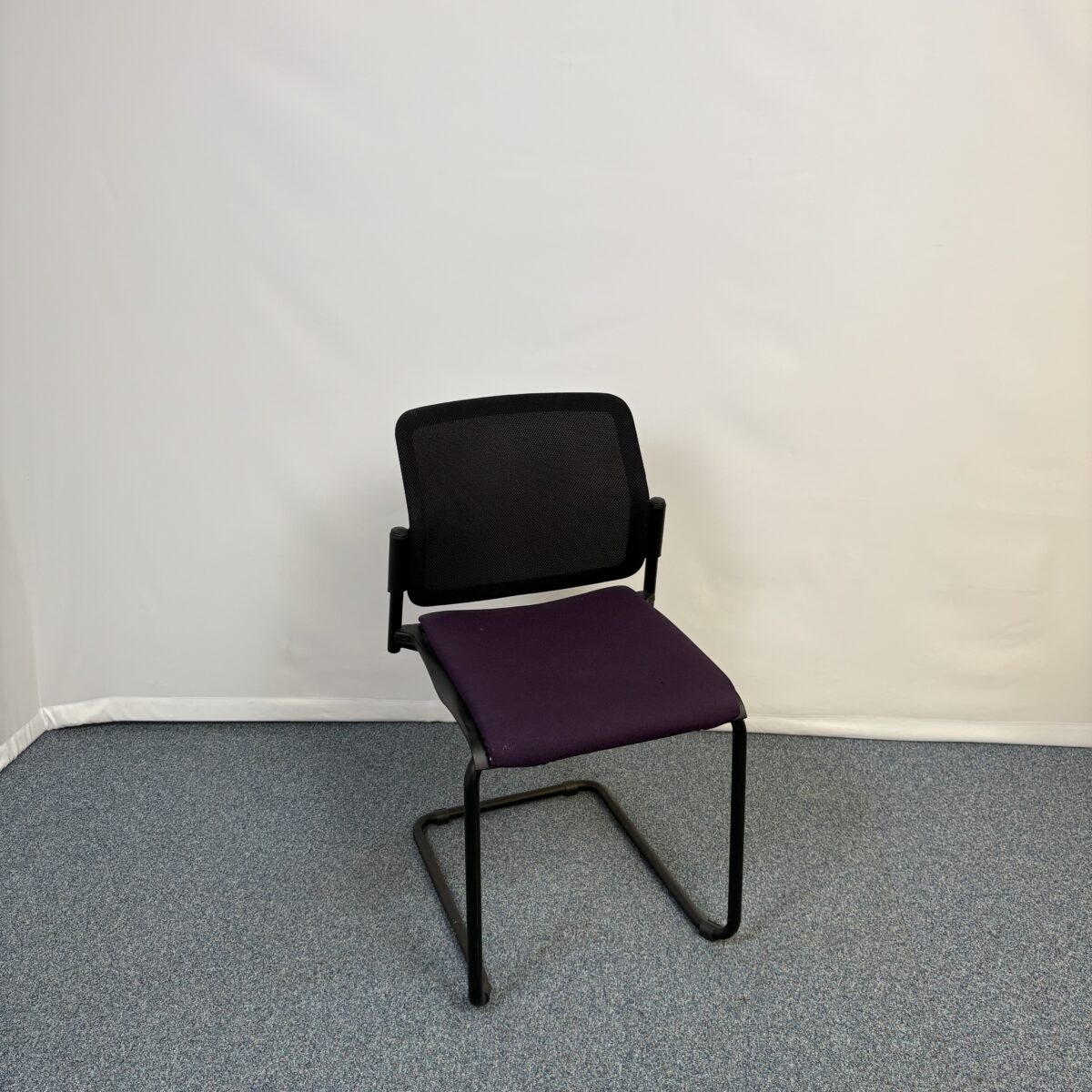 Siège de réunion violet et noir confortable