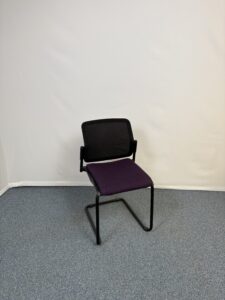 Siège de réunion violet et noir confortable