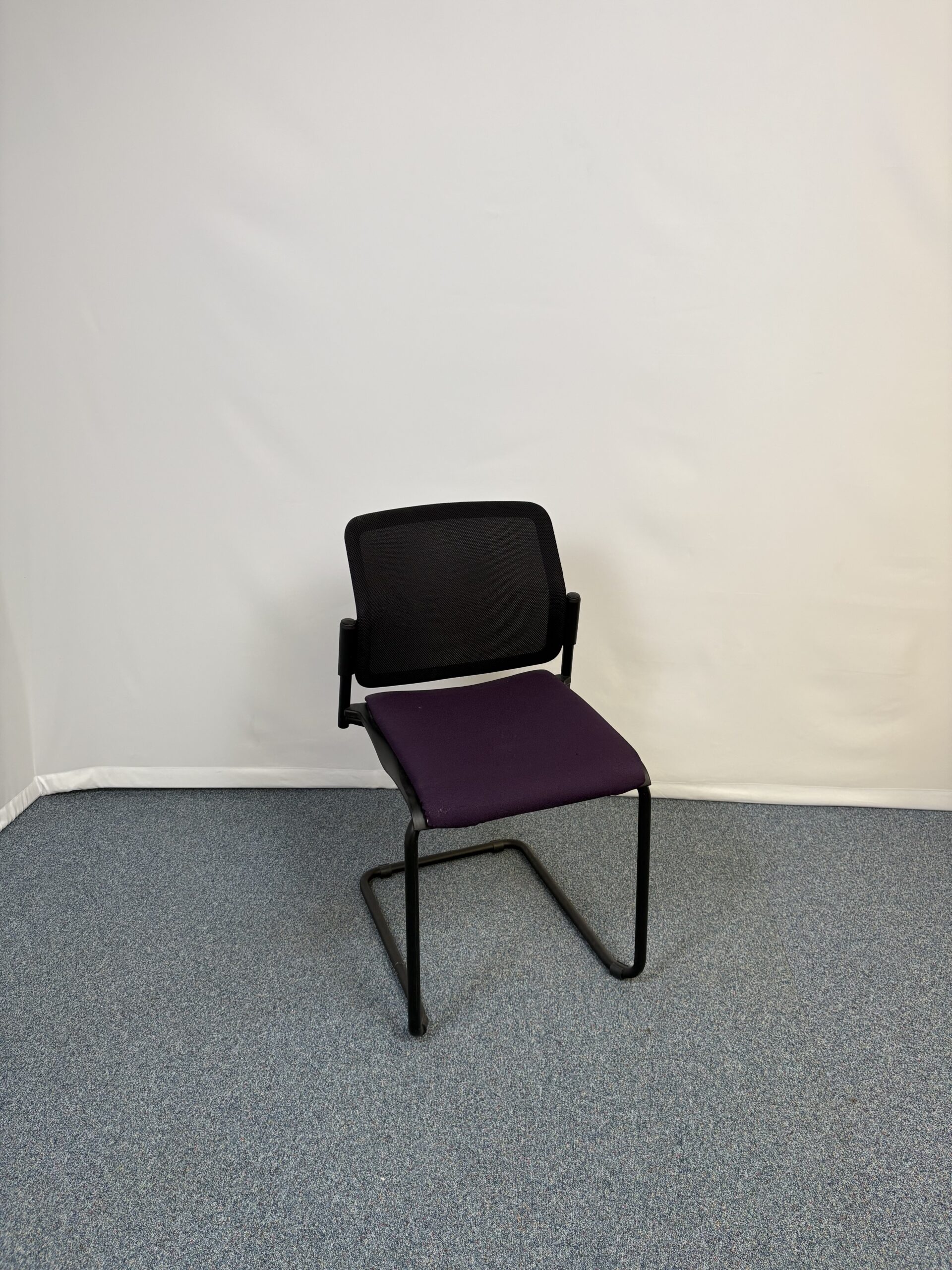 Siège de réunion violet et noir confortable