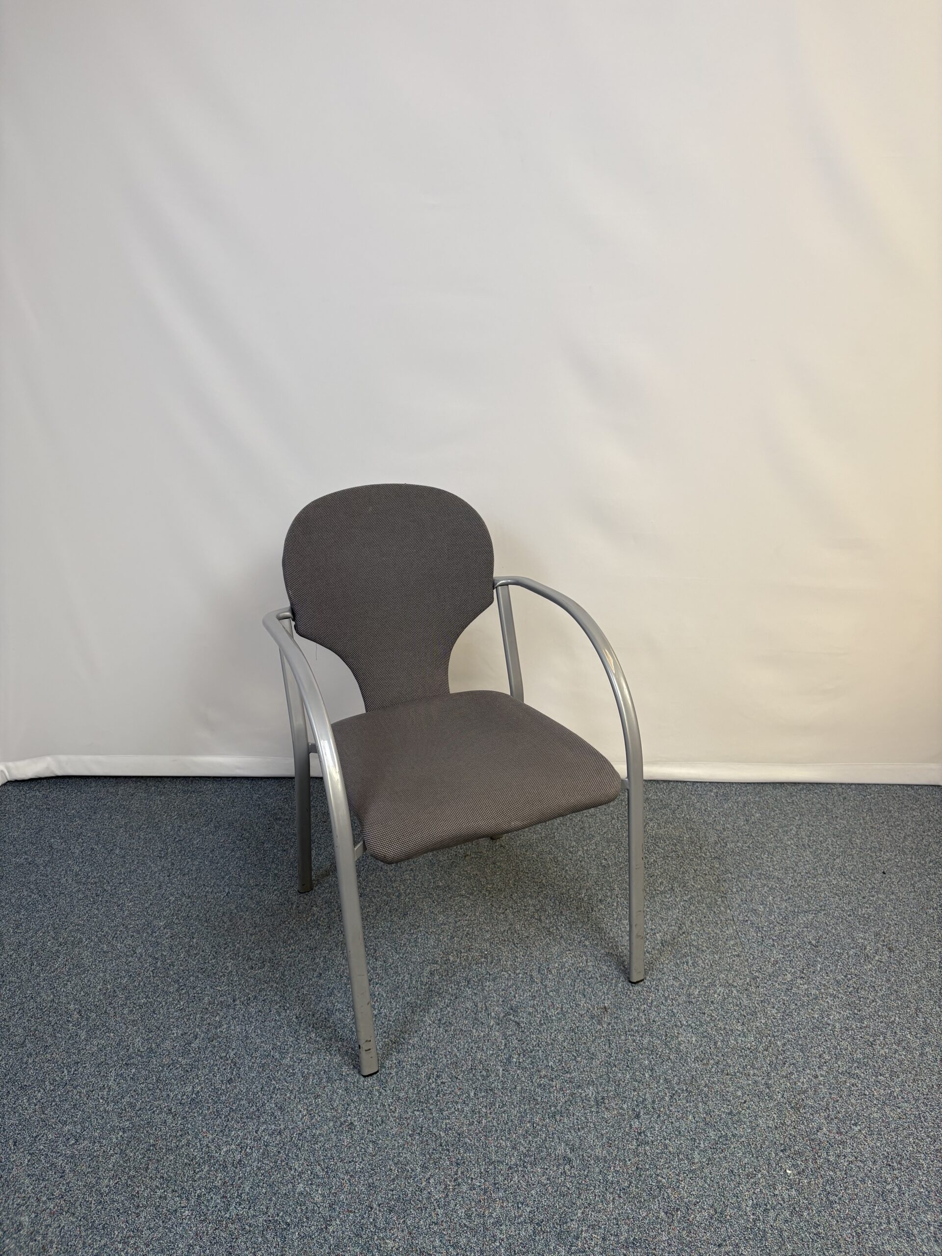 Siège visiteur en cuir gris et structure élégante