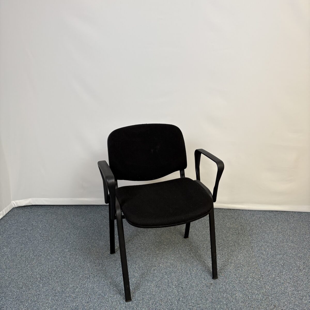 Siège de réunion noir épuré et confortable