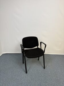 Siège de réunion noir épuré et confortable