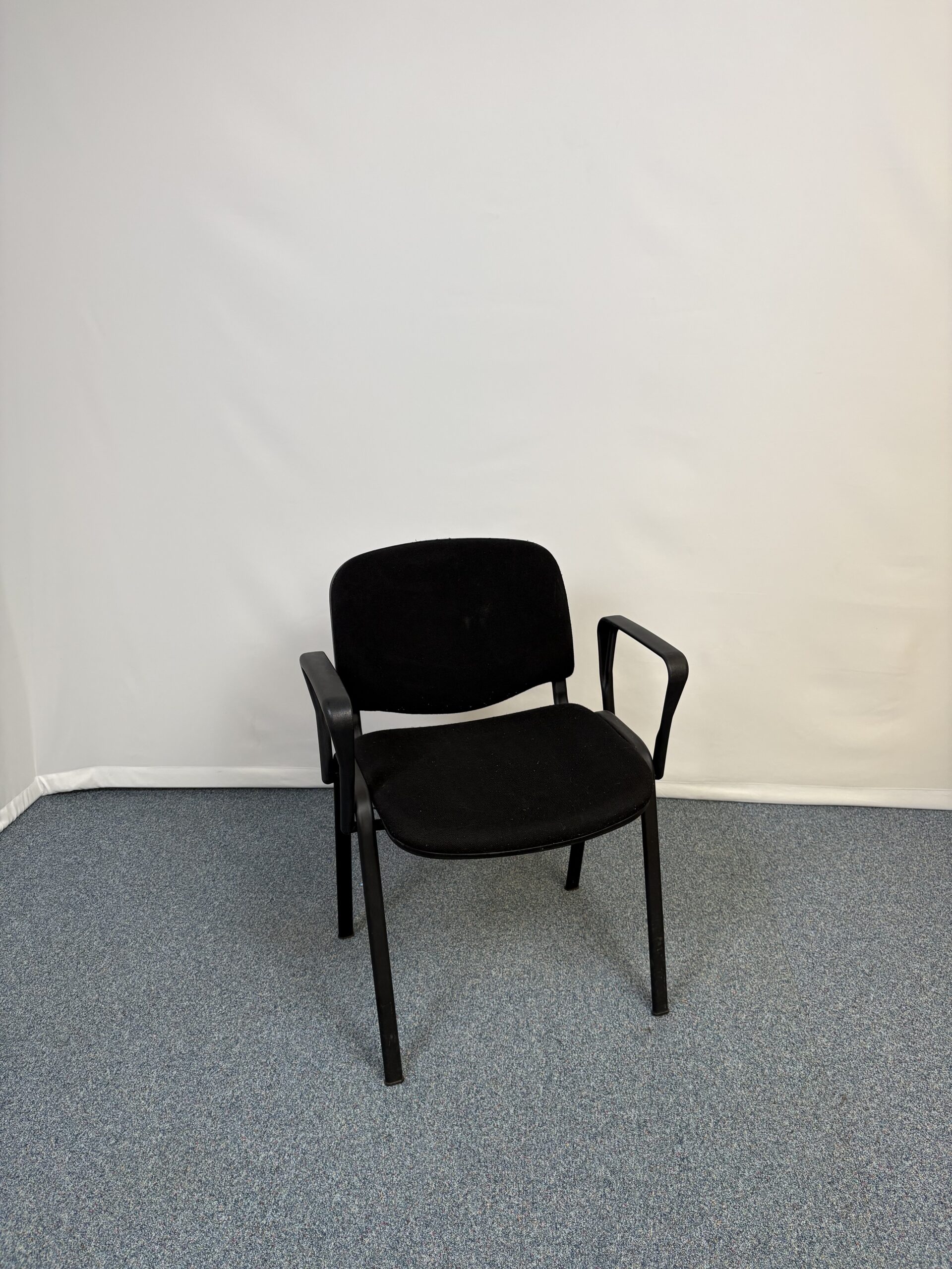 Siège de réunion noir épuré et confortable