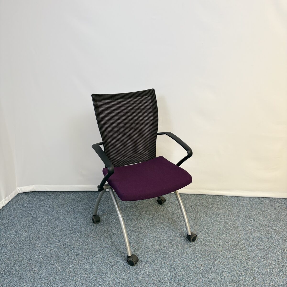 Chaise de réunion violet et noir avec roulettes pratique et élégante