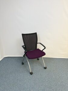 Chaise de réunion violet et noir avec roulettes pratique et élégante