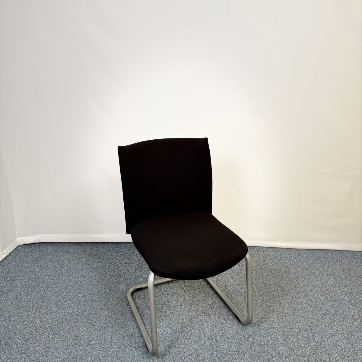 Siège de réunion noir confortable et élégant