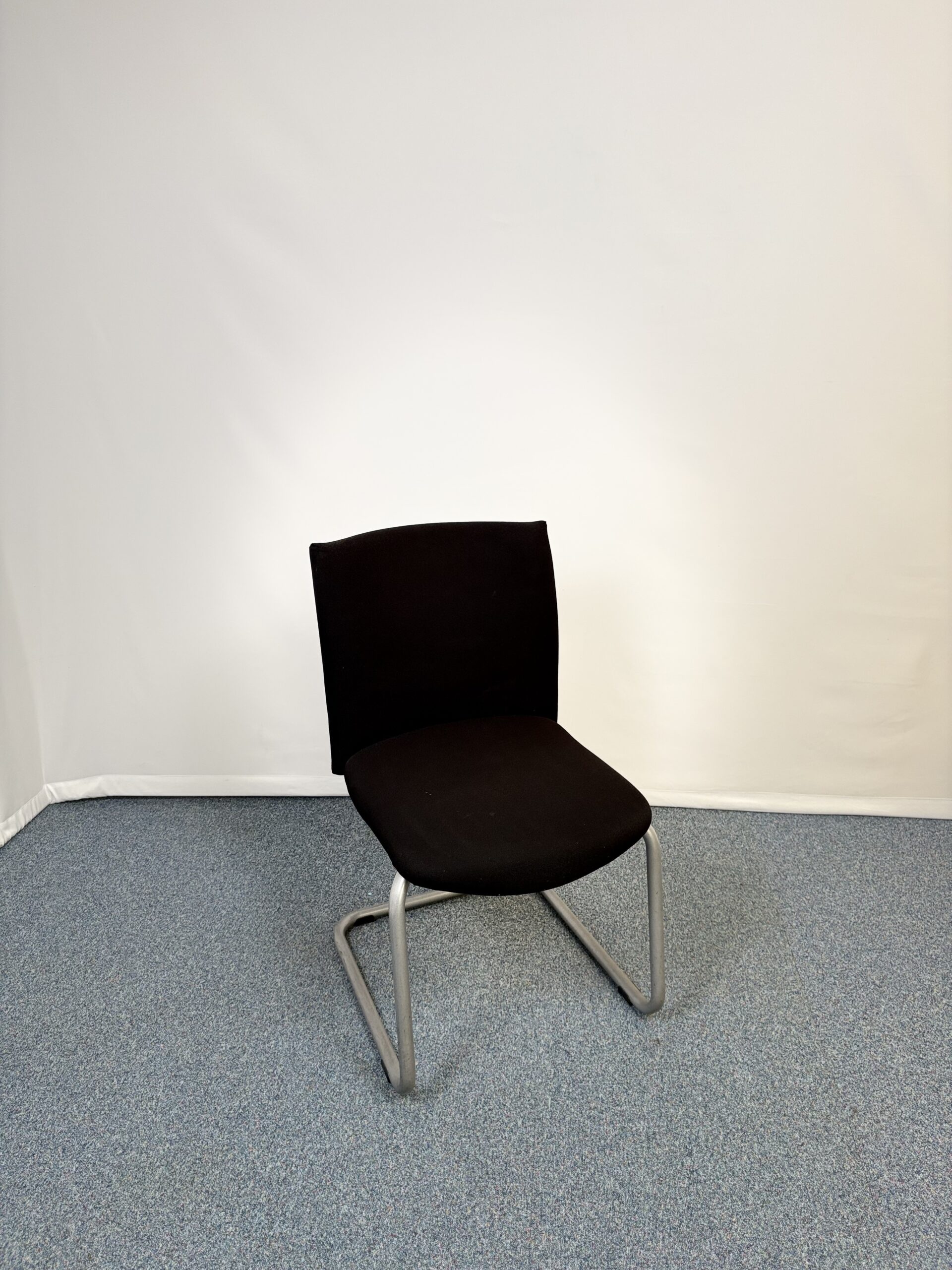 Siège de réunion noir confortable et élégant