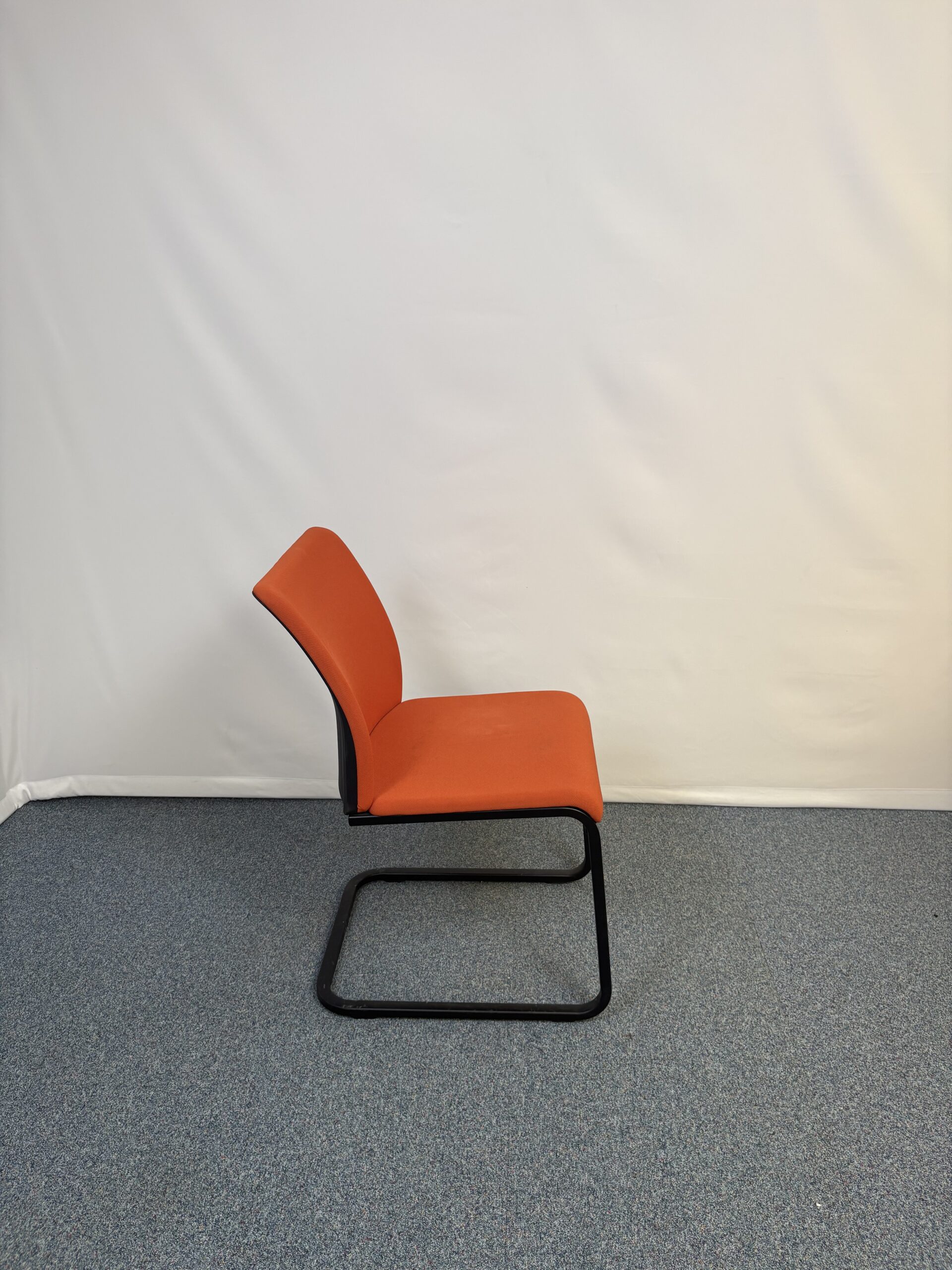 chaise-reunion-plastique-tissu-orange-noir-steelcase-2.jpeg