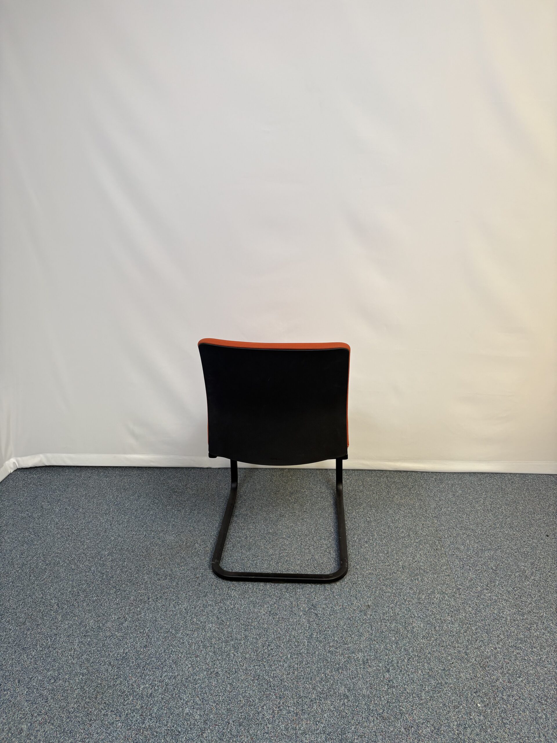 chaise-reunion-plastique-tissu-orange-noir-steelcase-3.jpeg