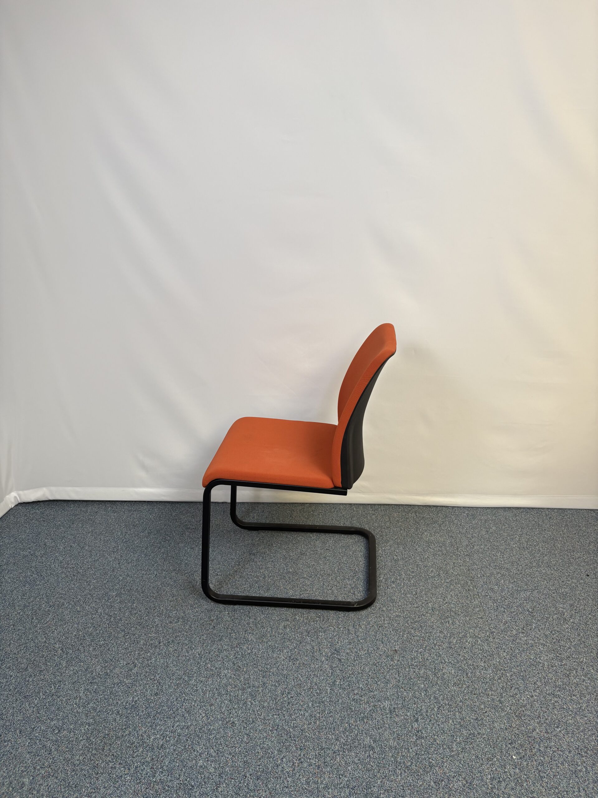 chaise-reunion-plastique-tissu-orange-noir-steelcase-4.jpeg