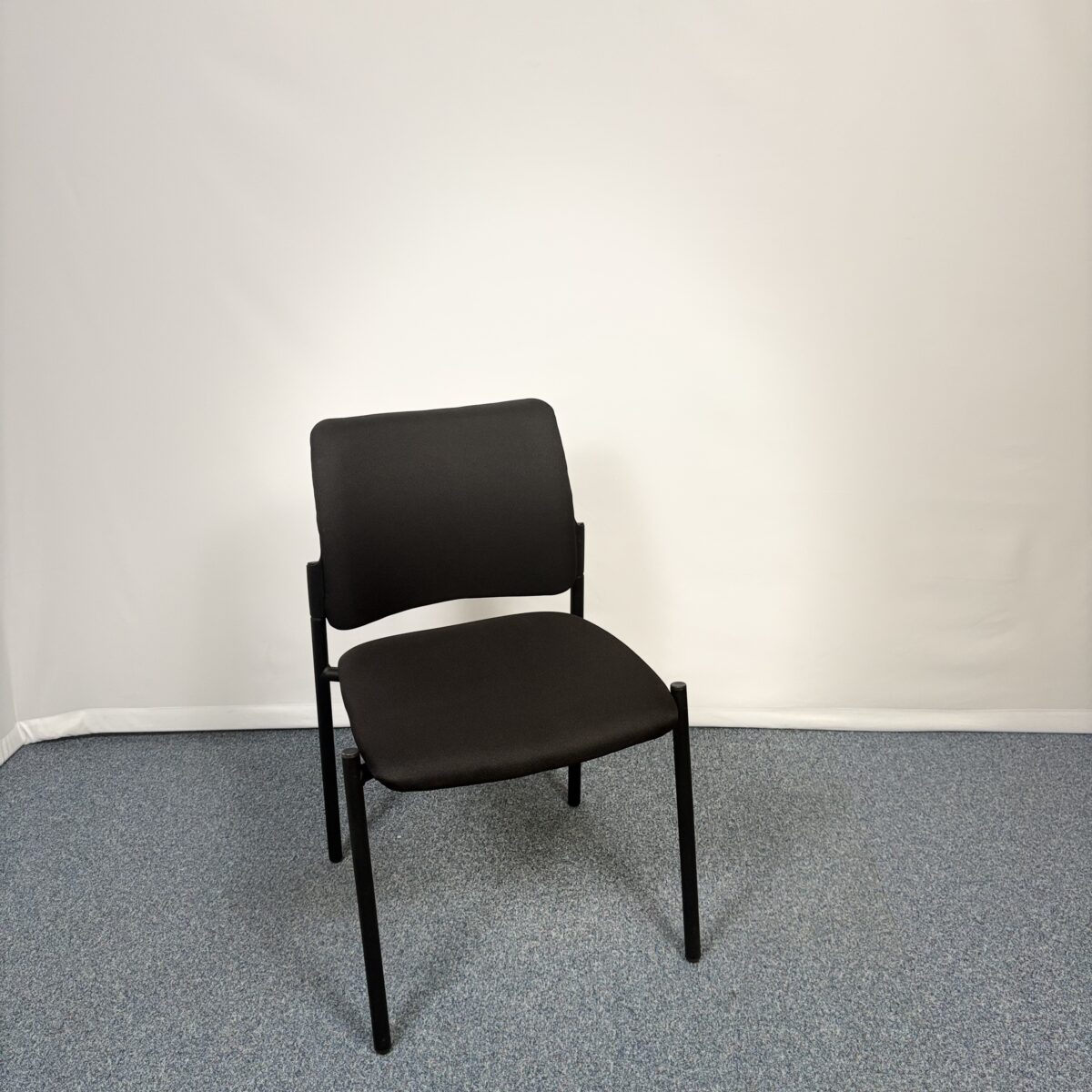 Siège de réunion en plastique et tissu noir sobre