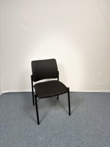 Siège de réunion en plastique et tissu noir sobre