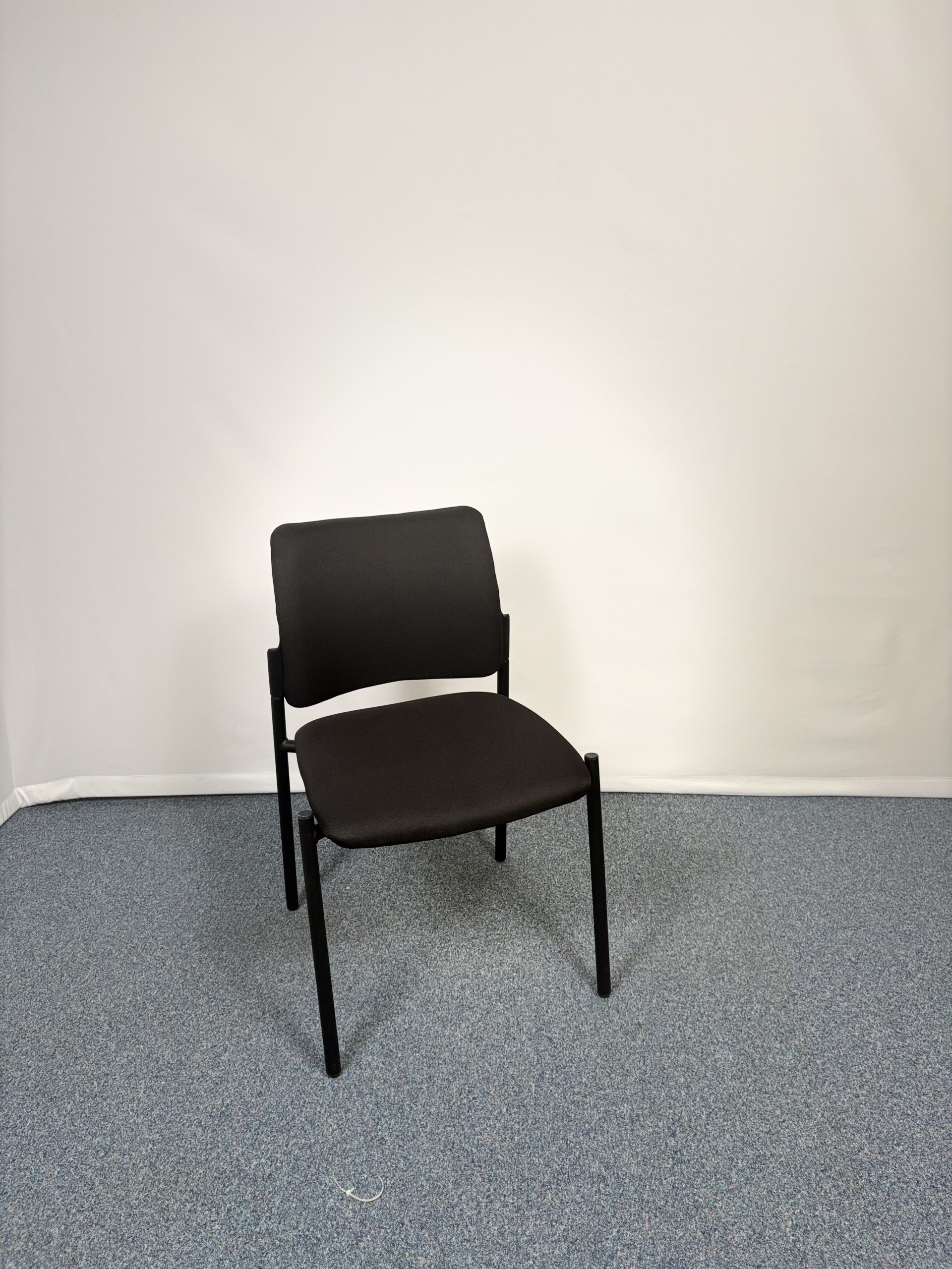 Siège de réunion en plastique et tissu noir sobre