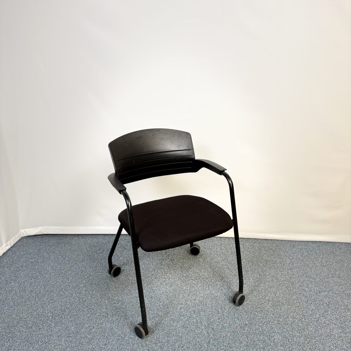 Siège de réunion avec roulettes et accoudoirs