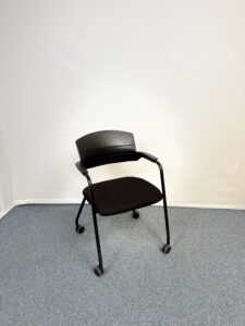 Siège de réunion avec roulettes et accoudoirs