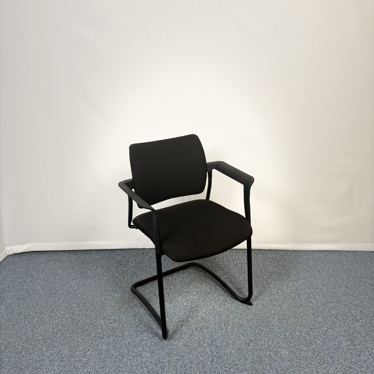 Siège de réunion en plastique et tissu noir confortable