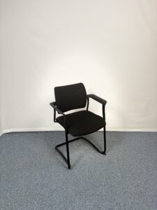 Siège de réunion en plastique et tissu noir confortable