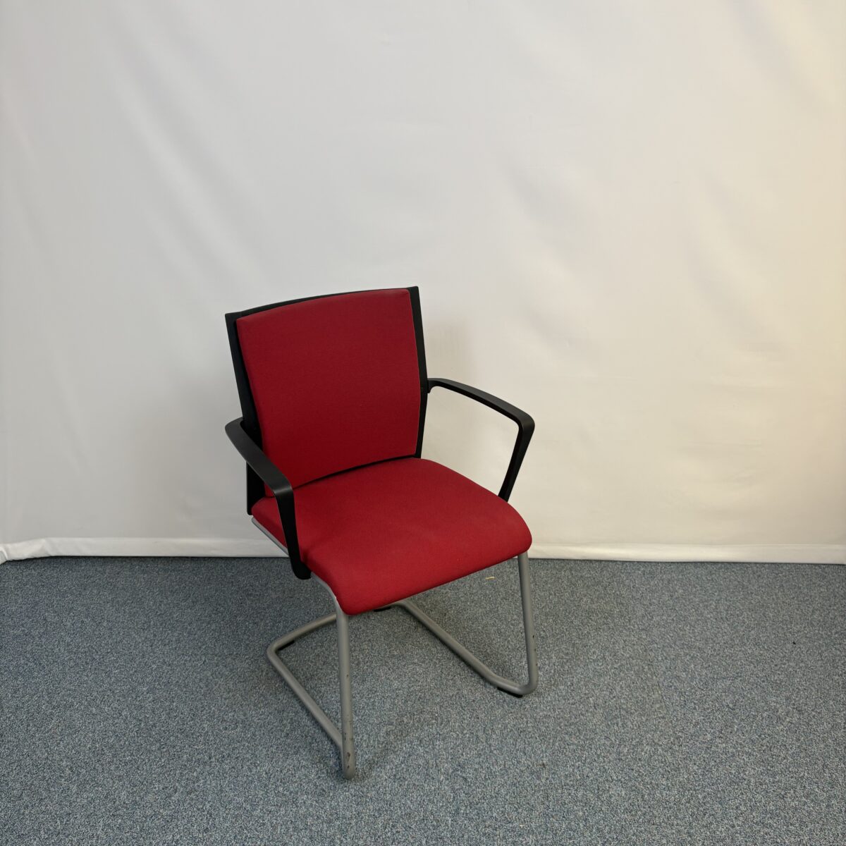 Siège de réunion Steelcase Luge avec accoudoirs et tissu rouge
