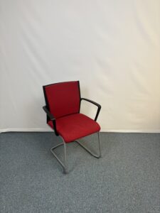Siège de réunion Steelcase Luge avec accoudoirs et tissu rouge