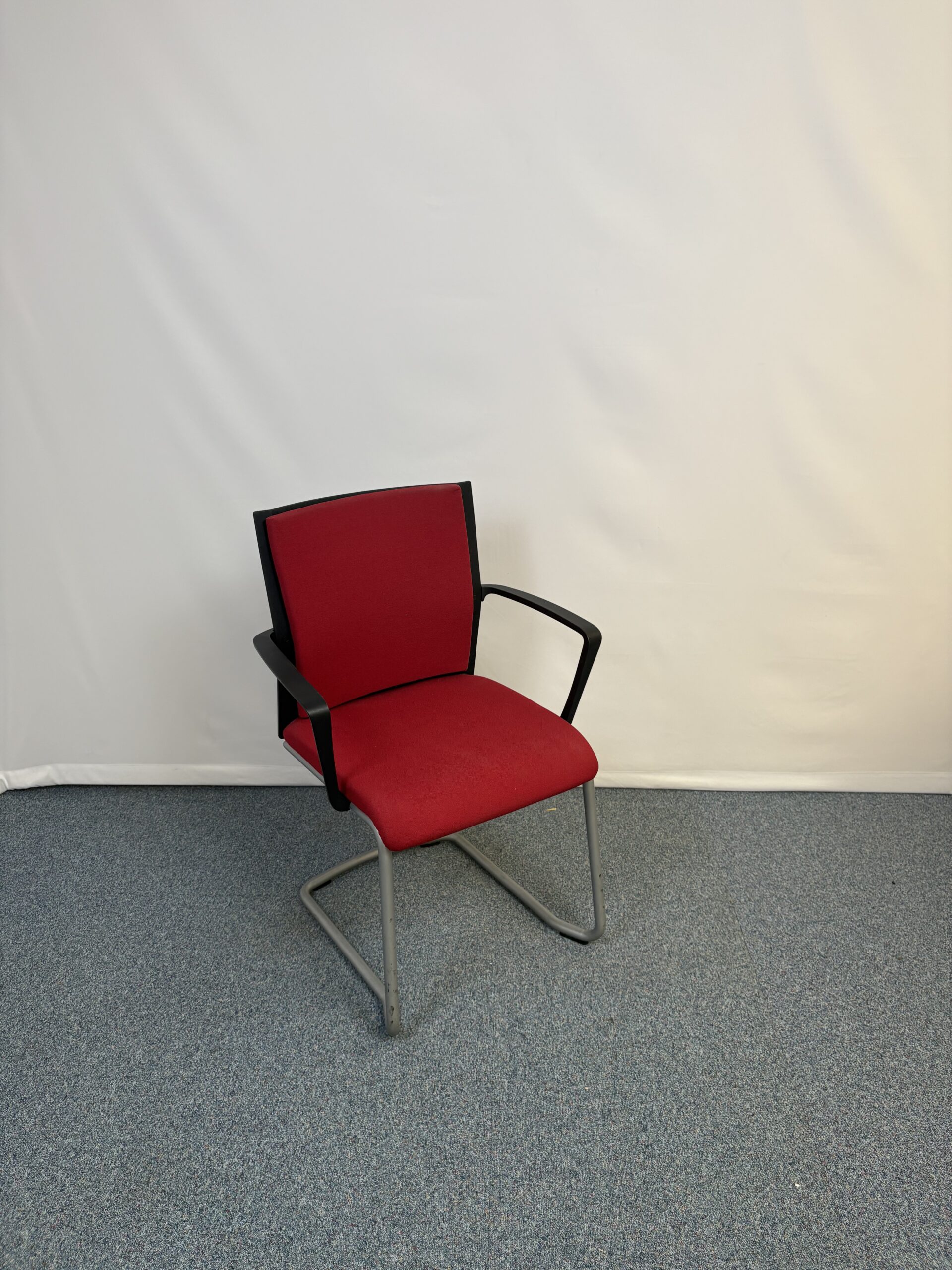Siège de réunion Steelcase Luge avec accoudoirs et tissu rouge
